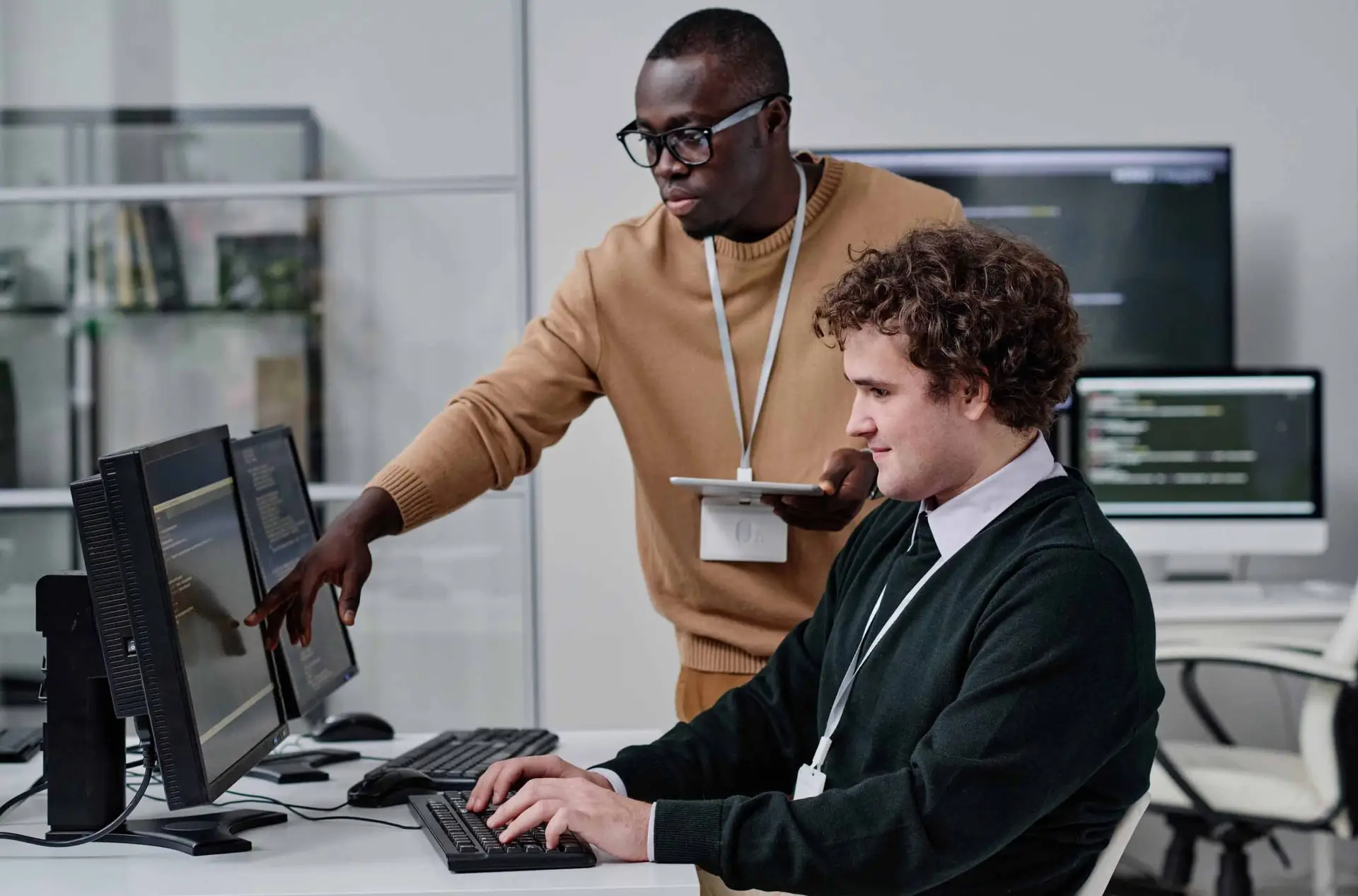 collega's kijken naar computer